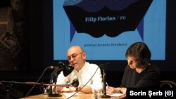 Traducătoarea cehă Jarmila Horakova și Filip Florian