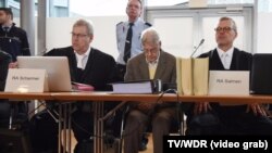 Reinhold Hanning (în centru)