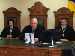 Суд оглашает решение по ходатайствам сторон обвинения и защиты