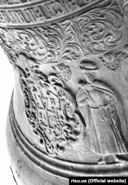 Мазепин дзвін («Голуб») – дзвін, вилитий 1699 року українським майстром Карпом Балашевичем на замовлення гетьмана Івана Мазепи, і призначений для Батуринської Воскресенської церкви, про що свідчить напис на дзвоні. Вага – 640 кг, висота та діаметр – 95 см.