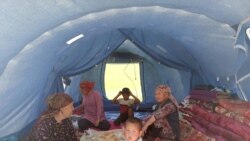 Калбү Жусупбаева үй-бүлөсу менен чатырда. 12-май 2020-жыл.