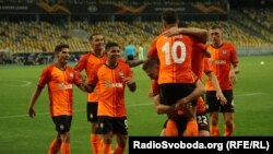 Микола Матвієнко (№22) та інші футболісти «Шахтаря» святкують забитий м'яч