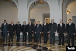 29 квітня 1998 року. Засідання Ради глав країн СНД. Зліва направо: тодішні президент Таджикистану Емомалі Рахмона, президент Грузії Едуард Шеварднадзе, президент Азербайджану Гейдар Алієв, президент України Леонід Кучма, президент Росії Борис Єльцин, президент Узбекистану Іслам Карімов, президент Казахстану Нурсултан Назарбаєв, президент Молдови Петро Лучинський, президент Білорусі Олександр Лукашенко, прем'єр-міністр Киргизстану Кубаничбек Жумалієв