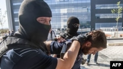 Osnovni sud u Prištini je prošle godine kaznio 31 osobu zbog terorizma; fotografija iz jedne od akcija hapšenja na Kosovu, 2015.