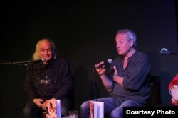 Emil Brumaru și Dan Alexe la lansarea volumului Miros de roșcată amară, Iași, mai 2014,