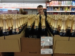 Ностальгія за радянськими часами є і в Білорусі. На архівному фото – пляшки «Совєтського шампанського» мінського виробництва в білоруському супермаркеті