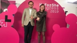 Анастасія Єва Домані разом з Дмитром Кулебою на форумі HeForShe, жовтень 2019 року
