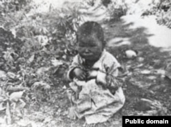 Ачарчылык маалында көчөдө кароосуз калган бала. Казакстандын Борбордук архивинен алынган сүрөт. 1930-жылдар.