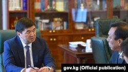 Премьер-министр Мухаммедкалый Аблыгазиев встречается с Мэном Фанчунем.