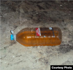 Пляшка з сечею. Типовий туалет для затриманих. Колишнє місце несвободи у бомбосховищі ПАТ «Лисичанський склозавод «Пролетарій»