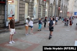 A szolidaritás lánca a Filmharmóniától a Függetlenség térig húzódott Minszk központjában 2020. június 18-án.