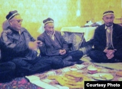 Махмаражап аксакалдын (ортодо) аталаш иниси (оңдо) ооган Памиринен келип, 2-3 ай конок болуп кетти.