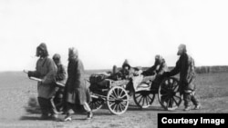 Ачарчылыктан жанын сактап калыштын аргасын издеп журт которгон казактар. 1930-жылдар. Сүрөт Борбордук мамлекеттик архивден алынды.