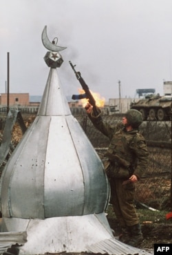 Російський солдат прицілюється у мусульманський півмісяць на руїнах мечеті у Грозному. Лютий, 1994 року