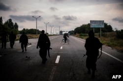 Проросиийские военные патрулируют дорогу возле Донецка