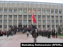 Акция протеста у здания Таласской областной администрации. 6 апреля 2010 года.