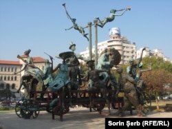 „Căruța cu Paiațe”, lucrare de Ioan Bolborea, în fața Teatrului Național din București