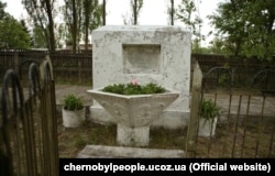 Пам’ятник жертвам Голокосту в Чорнобилі