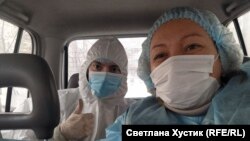 Журналістка Светлана Хустик (п) під час пандемії COVID-19