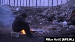 Dane provode pod otvorenim nebom pred ognjem za čije raspaljivanje su iskoristili stare železničke pragove