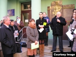 Открытие мемориальной доски Стусу на здании ДонНУ в 2011 году. В 2016-м ее демонтировали боевики