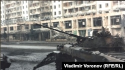 Спалений російський бронетранспортер БМП-2 у Грозному. Чечня, кінець 1994 року