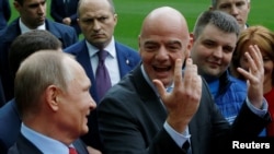 Орусия президенти Владимир Путин менен ФИФАнын президенти Жанни Инфантино "Краснодар" стадионунда. Краснодар шаары, Орусия, 23-май, 2017-жыл