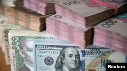 За даними правоохоронців, суми неправомірної вигоди за вирішення питання коливалися від 3 до 8 тисяч доларів