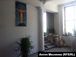 Строительные материалы на ступенях храма