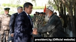 Сооронбай Жээнбеков на встрече с жителями села Ак-Сай. 26 июля 2019 года.