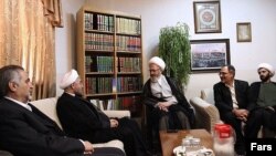 رییس جمهوری جدید ایران (نفر دوم از چپ) در دیدار با ناصر مکارم شیرازی