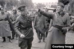 Командир 2-го батальона 76-го моторизованного полка пехоты вермахта подполковник Ганс Георг Леммель (справа) и советский офицер в ходе передачи Брестской крепости войскам РККА. 22 сентября 1939