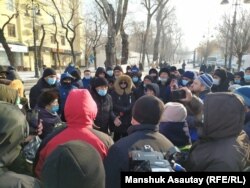 Алматыдагы "Астана" аянтынын жанында нааразылыкка чыккандарды полиция тосуп турат. 2021-жылдын 10-январы.