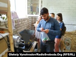 Изначально пластик размельчается