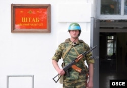 Un militar rus de gardă la unitatea din Tighina (Bender)