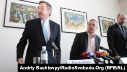 Маркус Льонінґ (праворуч) та Надзвичайний і Повноважний Посол Німеччини в Україні Ганс-Юрґен Гаймзьот, Київ, 12 квітня 2012 року