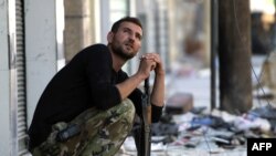 Sirijski pobunjenik u Alepu