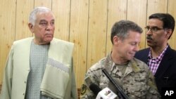 За несколько минут до трагедии - губернатор Кандагара Залмай Виса и командующий вооруженными силами США и НАТО в Афганистане Остин Скотт Миллер. Кандагар, 18 октября 2018 года