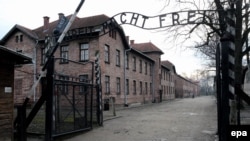 Intrarea în lagărul morții de la Auschwitz