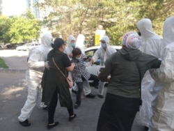 "Рамада Плаза" қонақүйінің алдында әйелдердің бір тобы іштегі аналарды босатуды талап еткен сәт. 10 маусым 2020 жыл.