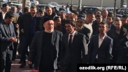 “Бахти Ташкентский” деген каймана ат менен таанылган 52 жаштагы кылмыш дүйнөсүнүн өкүлү Бахтияр Кудратиллаев ортодо (көз айнекчен).