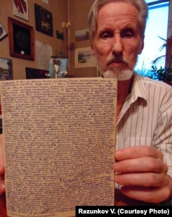 Николай Браун с тетрадкой воспоминаний об Ахматовой