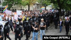 Manifestanții, protejați de forțele de ordine