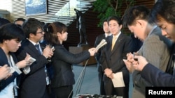 Синзо Абэ кабарчыларга сүйлөөдө. Токио, 24-апрель, 2017-жыл.