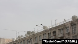 Мавҷгирҳои моҳвораӣ болои боми яке аз биноҳои истиқоматӣ дар Душанбе