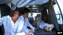 Бомба жарылуусунан жаракат алгандарды ооруканага алып баратат