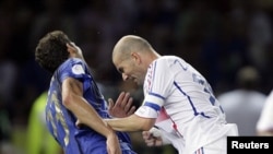 2006-жыл. Зидан Матераццини сүзгөн учур.