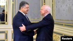 Маркум Жон Маккейн менен Украинанын президенти Петро Порошенко.