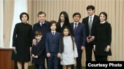 Шавкат Мирзиёев үй-бүлөсү менен шайлоо тилкесинде. Ташкент, 4-декабрь, 2016-жыл