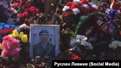 Украинада каза болгон орус аскеринин мүрзөсү.